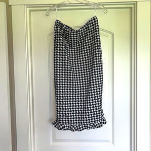 Cute black and white skirt with ruffle bottom